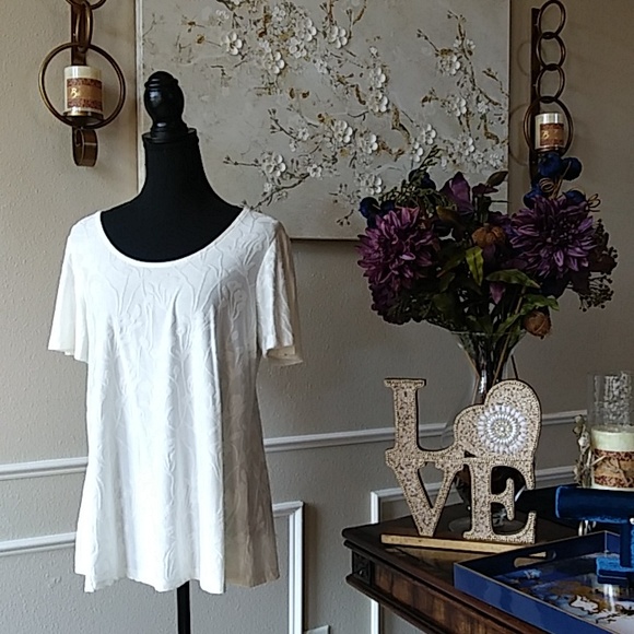 NWT Off White Texture Cold Shoulder Top By Rose + Olive. Size M - Picture 4 of 17